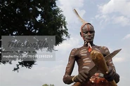 700-01993259em-Mursi-Tribesman-Carving-Wood--Omo-Valley--Ethiopia---.jpg (39 КБ) Мурси использует нож для зачистки ветки дерева.