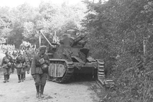 Брошеный при отступлении танк (бортовой номер 66), июнь 1940 г.