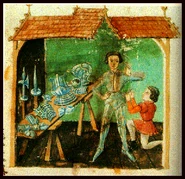 Рыцарь облачается в доспехи. Слева видны полэкс и альшпис.