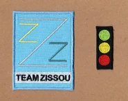 Нашивку справа носил сын Стива, Нед Плимптон, на своей красной вязаной шапочке.