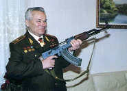 Михаил Тимофеевич Калашников и его легендарное творение.