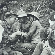 Китайский солдат обрабатывает раны вьетнамской девушке-военнослужащей, Вьетнамо-китайская война, 1979 год.