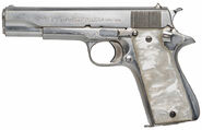Никелированный пистолет Star Model B с перламутровой рукояткой, который использовал Джулс Уиннфилд.