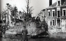 Танк 507 проходит через пригород Св. Квентина к сборному пункту после сражения.