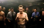 Top-250-фильмов-IMDb-Бойцовский-клуб-Fight-Club-1999.jpg (145 КБ) Рассказчик (в центре) в бойцовском клубе.