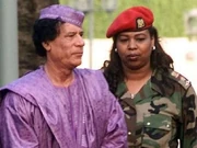  (слева) со своей "амазонкой".