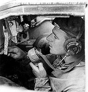 Вид на отделение управления "Валентайна" через люк механика-водителя.