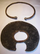 Нож-браслет (снизу) и чехол для него (сверху).