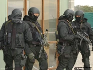 Штурмовая группа. Солдаты вооружены пистолетами-пулемётами HK MP5.
