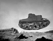 M3 Lee совершает прыжок на высокой скорости