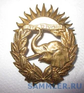 Вытянутая по вертикали эмблема ВС Кот-д'Ивуара, предназначенная для ношения на беретах.