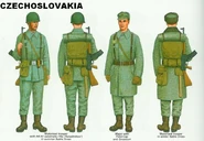 Слева направо: Боец мотострелковых войск в летней униформе, майор в полевом кепи, боец в зимней униформе.