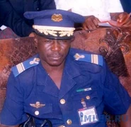 Майор ВВС в повседневной синей униформе. Над правым карманом "крылья" пилота.