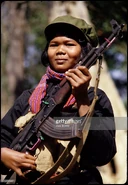 Девочка-боец "Красных кхмеров" (иногда их называли Mit Naree) с автоматов АК-47 в джунглях в западной Камбодже, 15 февраля 1981 г.