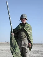 Американский солдат в каске фидаинов позирует, копируя Дарта Вердара из "Звездных войн", Ирак, 2003 г.