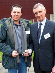 Слева — Дитмар Поль, известный немецкий специалист по холодному оружию; справа — основатель GSG-9 Ульрих Вегенер.