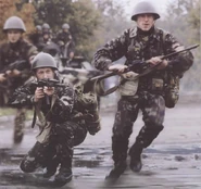 Украинская армия образца 2005 г. Солдаты в касках СШ-68.