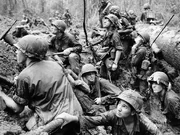 Vietnam-soldiers-crater