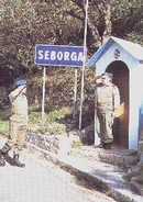 13794965415 bdbe7a14ea o.jpg (45 КБ) Смена караула на пограничном посту. Гвардейцы одеты в камуфлированную форму третьего вида. Предположительно, 1990-е гг.