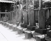 800px-Sengakuji Ronin Graves