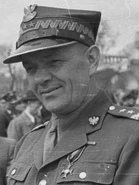 Зыгмунт Берлинг в парадной фуражке.