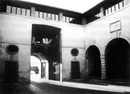 545465465.jpg (221 КБ) Внутренний двор Порта-ди-Удине (1605 г.) — лучшие из трех сохранившихся ворот Пальмановы. Крепость строилась в 1953 году по проекту Саворньяно и Скамоцци на новом месте для защиты венецианских владений от австрийских и османских вторжений. Это образец ренессансной военной архитектуры.