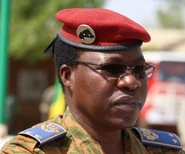 Post-32517-0-37248500-1471021579.jpg (185 КБ) Современный бригадный генерал в полевой униформе. Примечательна эмблема на берете генерала — две звезды, обозначающие звание, на французский манер, на фоне силуэта страны.