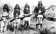 Apache chieff Geronimo (right) and his warriors in 1886.jpg (55 КБ)
