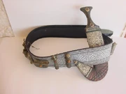 Арабский кинжал  на поясе. Баудолино, вероятно, обладал парой подобных кинжалов.