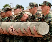 Кандидаты в SEAL тренируются с телеграфным столбом.