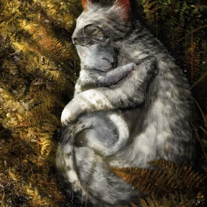 Котенок Облачко лежит в обьятьях матери