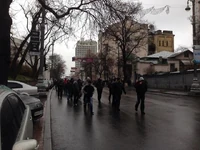 640px-383897464.jpg (57 КБ) Тітушки йдуть з Маріїнського парку