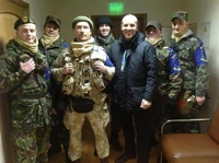 640px-ZrDQLgHwTtE.jpg (49 КБ) Одна з груп швидкого реагування загонів народної самооборони Києва на чолі з депутатом українського парламенту Андрієм Парубієм сьогодні несуть бойове чергування в центральній частині Києва на Майдані Незалежності - в будь-який час готові дати відсіч нападам на людей і протиправних дій з боку міліції і бандитів-найманців - т . н. "тітушок".