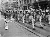 Muu9u9mg0qg.jpg (43 КБ) Парад по вулицях Батавії (сучасної Джакарти)