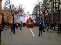 600x448.jpg (93 КБ) Бульдозер під час безладу на Банковій. Згідно з твердженнями опозиції за рулем знаходився провокатор.