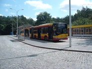 Autobus Solaris Urbino 18 na linii 525 o nr. 8438 podczas postoju na pętli Międzylesie.