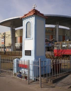 Kapliczka z tablicą upamiętniającą zmarłego tragiczne mł. asp. Andrzeja Struja