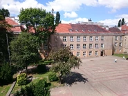 Liceum Cervantesa (dziedziniec szkolny).jpg (3,84 MB) Widok na dziedziniec szkolny z budynku liceum (2015)