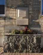 Tablica na budynku przy ul. Żelaznej 103