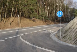 Ścieżka rowerowa wzdłuż 