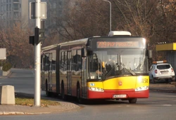 Autobus  na linii „709” wyjeżdża z  ()