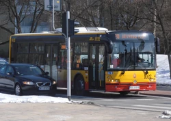Autobus  w pobliżu skrzyżowania z  ()