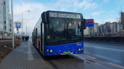 Świąteczny Solaris Urbino 18 IV Electric na linii 503 podczas postoju na krańcu Natolin Płn