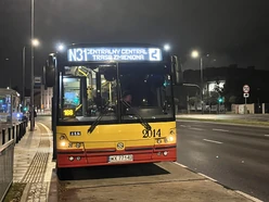 Autobus  na przystanku  ()