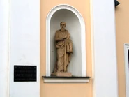 Jedna z rzeźb na budynku kościoła