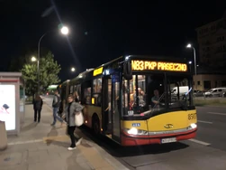 Autobus  na przystanku  ()