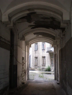 Przejazd bramny i fragment podwórka