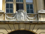 Godło Warszawy nad bramą