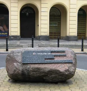 Głaz na końcu ulicy Tuwima upamiętniający siedzibę PPS