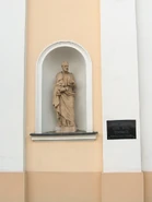 Jedna z rzeźb na budynku kościoła